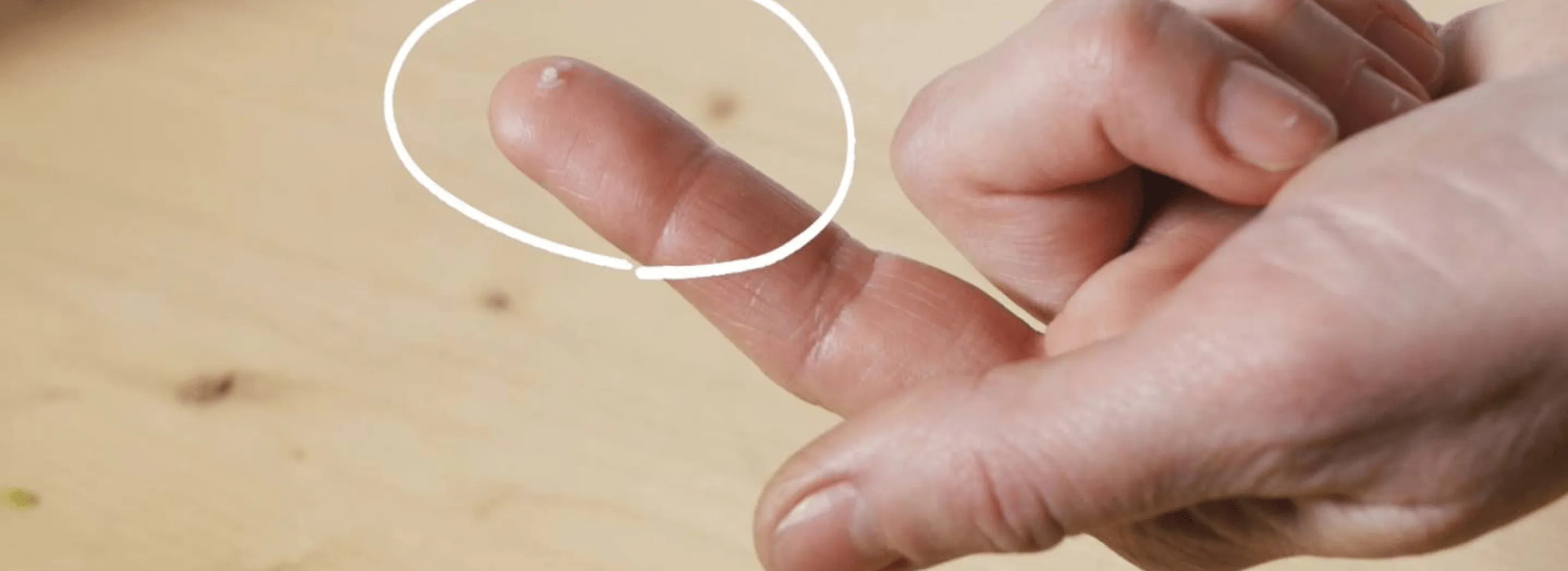 Mikrokapsułka umieszczona na palcu wskazującym &ndash; prezentacja technologii kapsułkowania