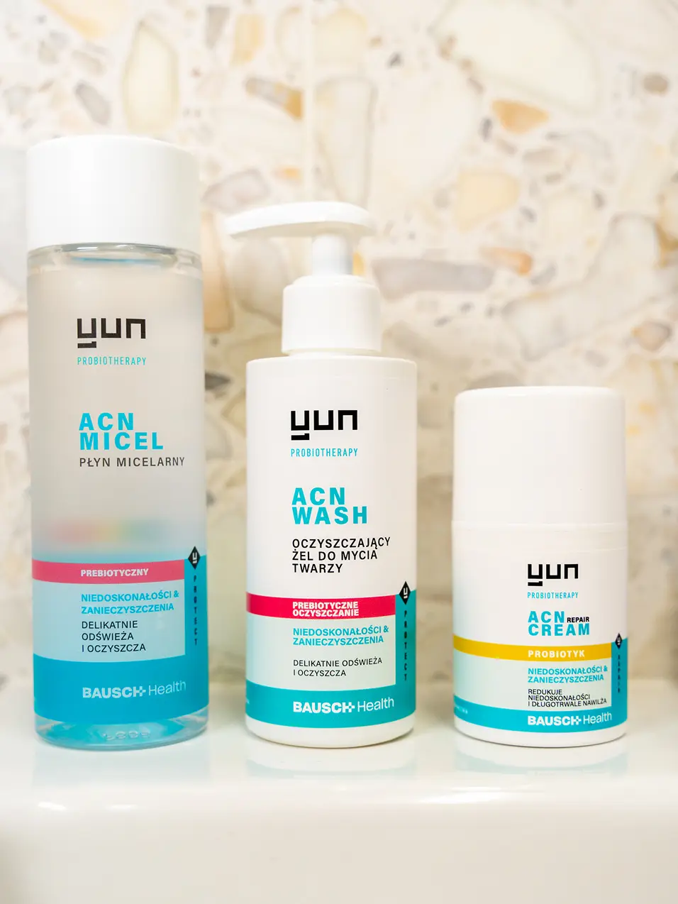Zestaw kosmetyków Yun ACN: płyn micelarny, żel do mycia twarzy i krem.