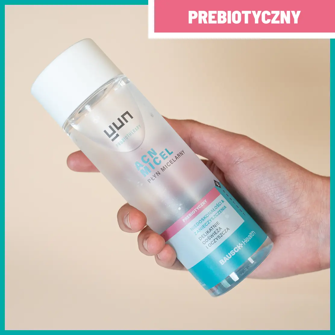 Opakowanie płynu micelarnego Yun ACN Micel do oczyszczania sk&oacute;ry trzymane w dłoni.