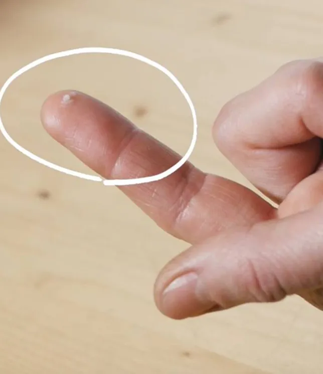 Mikrokapsułka umieszczona na palcu wskazującym &ndash; prezentacja technologii kapsułkowania