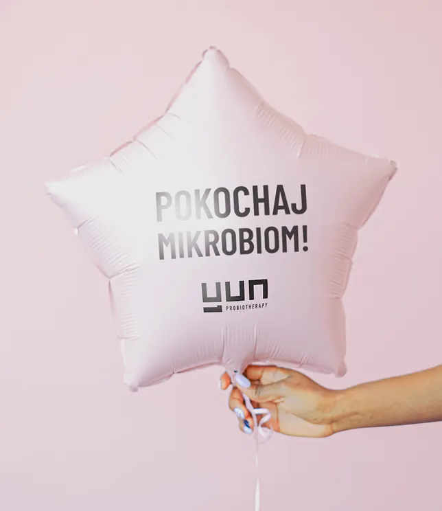 Balon w kształcie gwiazdy z napisem Pokochaj mikrobiom! i logo Yun
