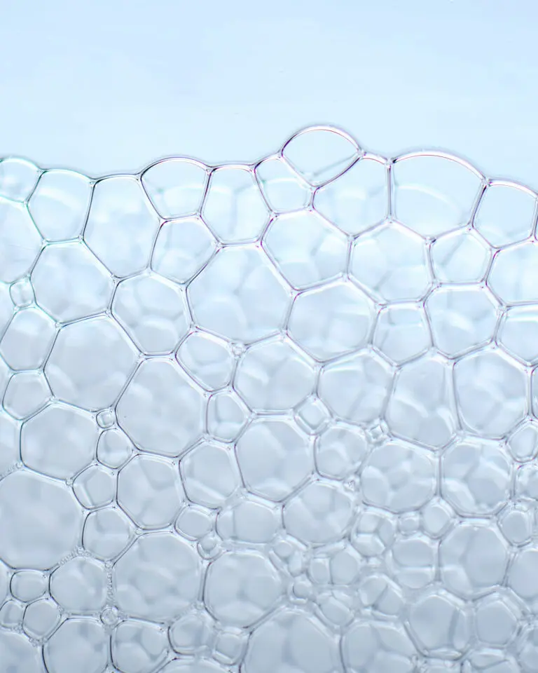 Struktura przezroczystych bąbelk&oacute;w na jasnym tle.