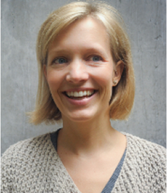 Osoba uśmiechnięta, z krótkimi blond włosami.