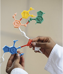 Plastikowy Model DNA trzymany w dłoniach